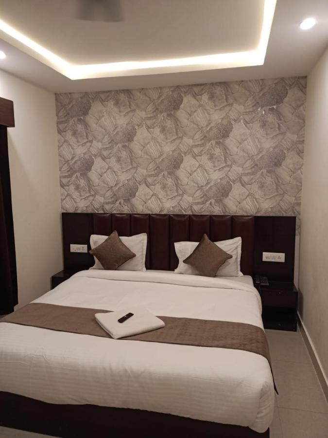 Neelkanth Hotel Ayodhya Exterior photo